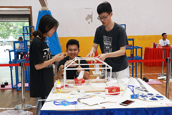 参赛小组成员合作完成模型制作 beat365手机版官方网站宣传部 隋明潓 摄0.jpg